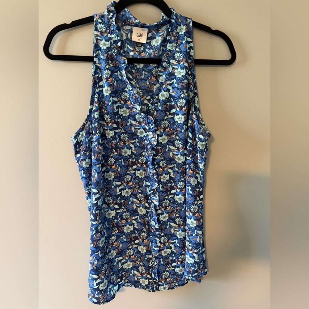 🌸cabi Blue Floral Sleeveless Top. Button front with small ruffle collar & edge.